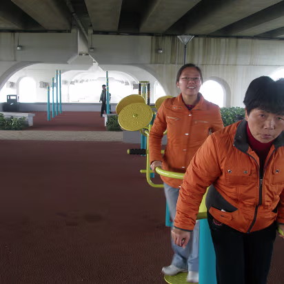 Family_Pics-007 Hanhan and mother on exercise equipment.