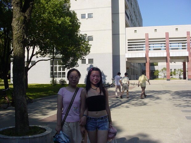 Dorm Move Out Day Hanhan is moving out of her campus home of 4 years saying farewell to roomies and classmates.