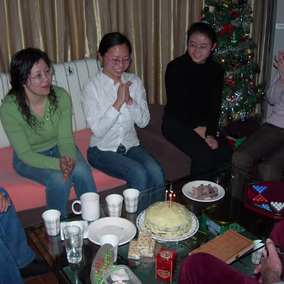 New_Year_2006-005 Hanhan is making a wish.