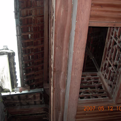 Yellow_Mountain-007 In olden days, the owner's daughter lived on the 2nd floor. The opening was for her to peek at guys.