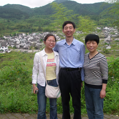 Yellow_Mountain-032 Family with the overview of Xidi village.