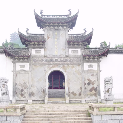 Caishi_Aug_2004-006 Same gate but suddenly with two vases inside the door.