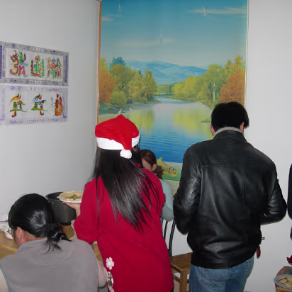 Christmas_2005-011 Getting food while its hot.