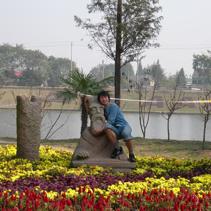 Tourism_Student_Outing-028 The stone figure is a failed assassin of an Emperor.