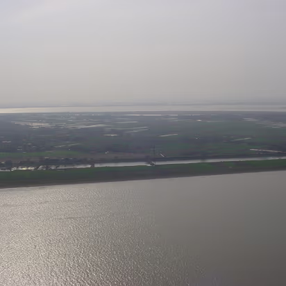 Caishi_Mar_2005-008 The land there is an island called Middle River Island.