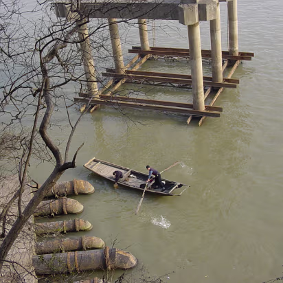 Caishi_Mar_2005-017 Typical fisherman and his son working the riverbank.