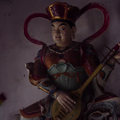 Temple_Mar_2004-004 Statue inside one of the Temple Mar 2004-s.