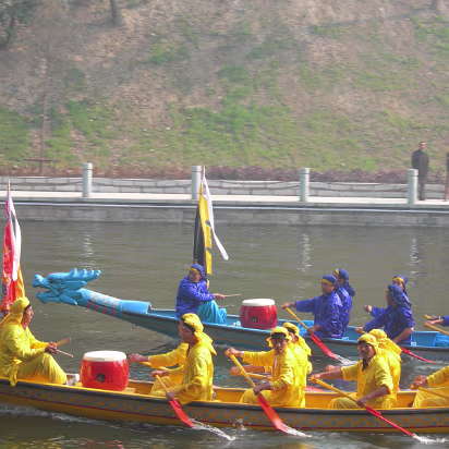 Tourism_Student_Outing-004 Dragon Boats, there will be a race later.