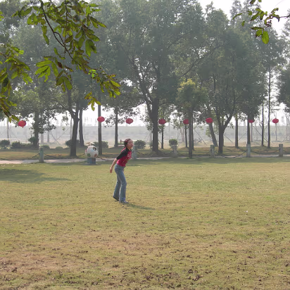 Tourism_Student_Outing-023 Hanhan is dangerous when throwing a Frisbee. Duck!