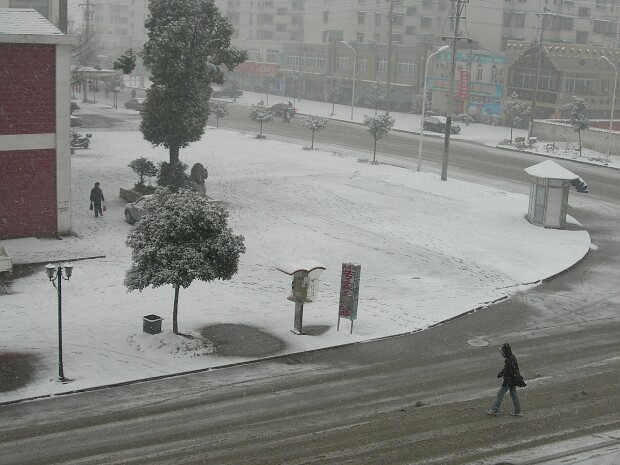 Snow 2006 Just before we left Ma'anshan, it snowed! Me, Hanhan, Tom, and Tony went up to the mountains to enjoy it.