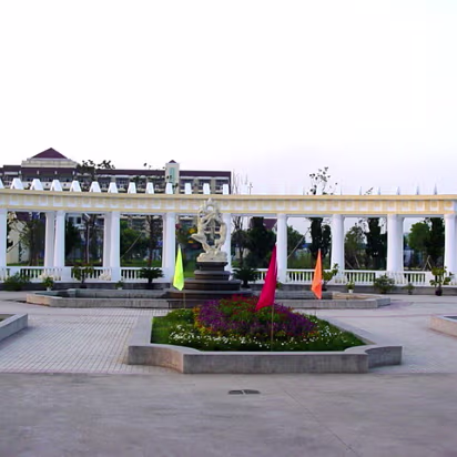 Fountain The first thing you see inside the main gate to the campus is a beatiful fountain.