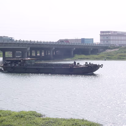 Random-024 A 'Junk', Chinese river barge.