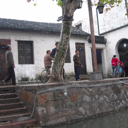 Mudu-23 Just the locals watching tourists float past.