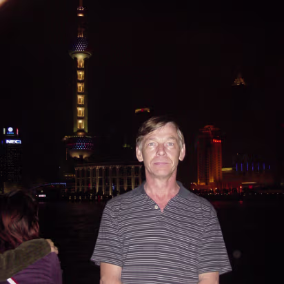 Shanghai_Apr_2005-005 Gary and the Pearl Tower.