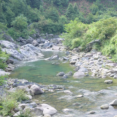 Shitai_Aug_2005-018 The next day a trip to a small town, this is a stream along the way.