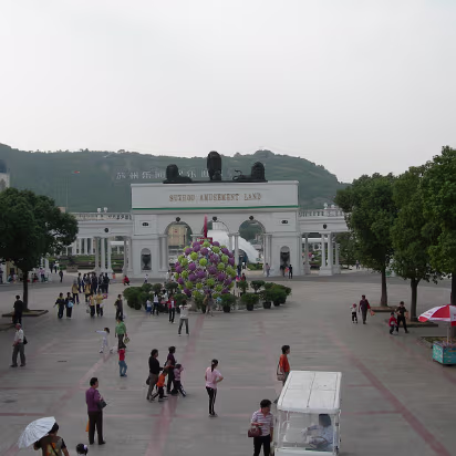 Suzhou-2006-05 Starting down the main street of Suzhouland.