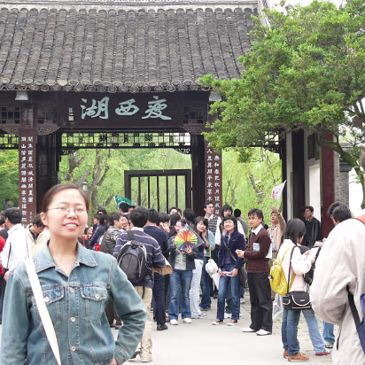 Yangzhou-Apr-07-004 Gate to the lake park.