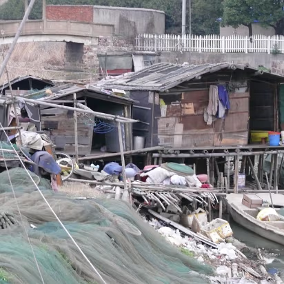 Boat-Buying-27 A good look at how people live on the water around here.