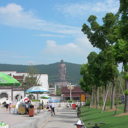 Ling-Shan-01 Heading into the park.