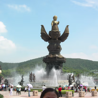 Ling-Shan-11 The baby rotates to bless everyone.