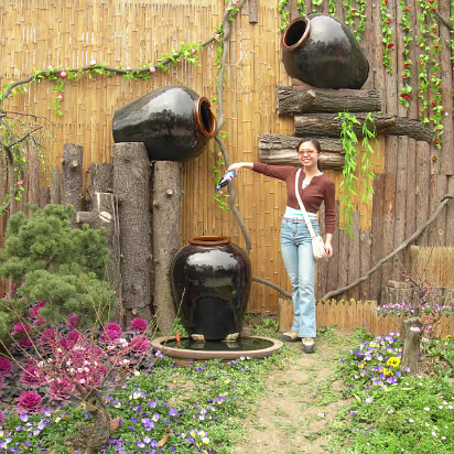 Mei-Yuan-04 Hanhan with some wine pots.