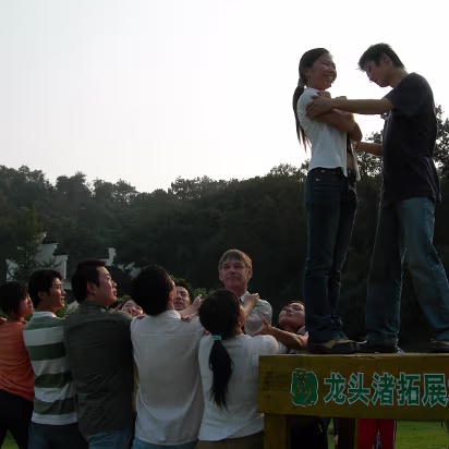 MidAutumnFest2006-09 Have to be straight and stiff.