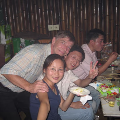 MidAutumnFest2006-20 Gary with some of the guides at dinner.