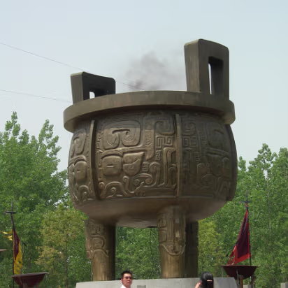 Movie-Set-02 A symbol of the era. Each leg represents one Kingdom.