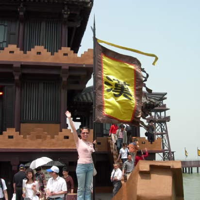 Movie-Set-08 Hanhan and the 'Han' flag.
