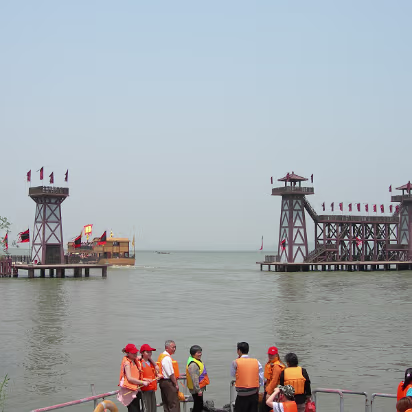 Movie-Set-19 'Sea' defenses on Tai Lake.