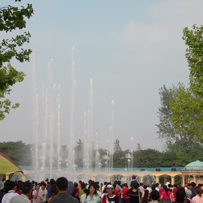 NatlDay2006-05 A fountain at Li Hu Park on display for National Day holiday.