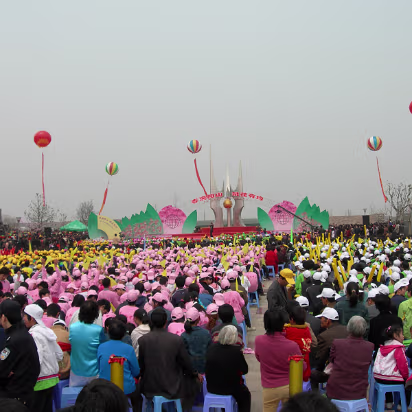 Peach-Festival-03 The opening performances were great. Lots of popular singers were there.