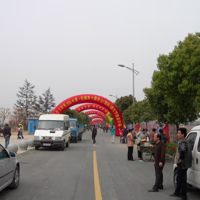 Peach-Festival-13 These are 'Welcome' arches. Quite common in China at events and business openings.