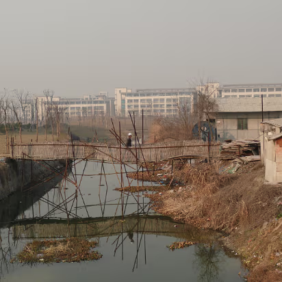 CampusW-08 Shaky bridge to the construction workers' shanty town.