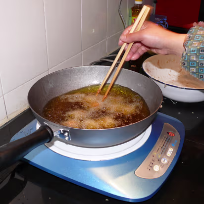 Spring-Festival-2007-011 Hanhan's mom is the master cook of the operation.