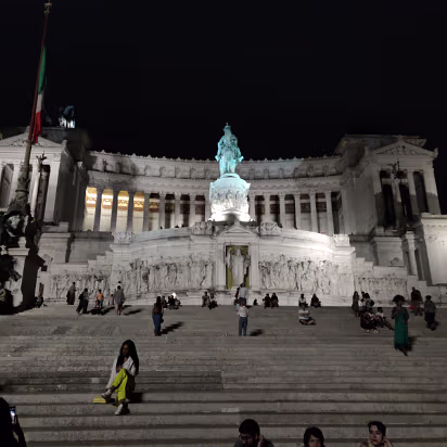 Italy-022 The front of the palace with the King on his mount.