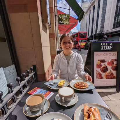UK-2022-286 Our first (and best) breakfast. London street food.
