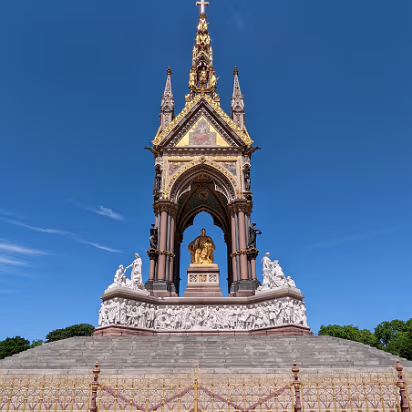 UK-2022-289 Queen Victoria truly loved Prince Albert and built this monument for him.