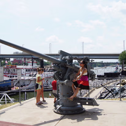 Maritime_Museum-038 Hanhan and the 3inch gun.