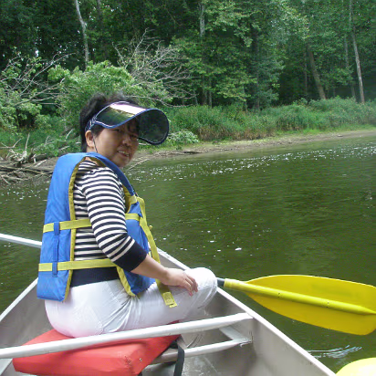 Family_Fun_Day-043 Hanhan's mom holding her paddle. Just like Hanhan.
