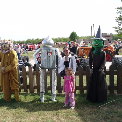 Apple_Orchard_Day-003 Hanhan and Cassie with the cast from 'The Wizard of OZ'.