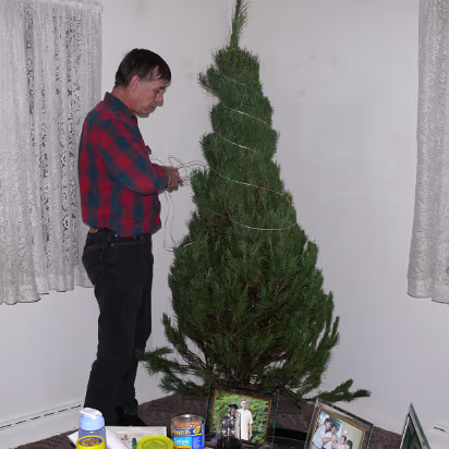 Christmas_2007-003 Untieing the tree after the ice melted.