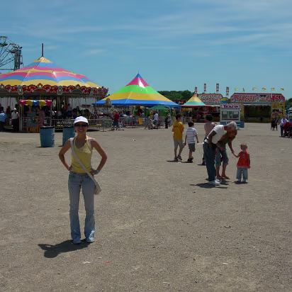 HOIFair_2007-002 Hanhan's visit begins on the midway.
