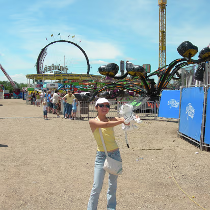 HOIFair_2007-008 The winner! Hanhan with her white tiger prize.