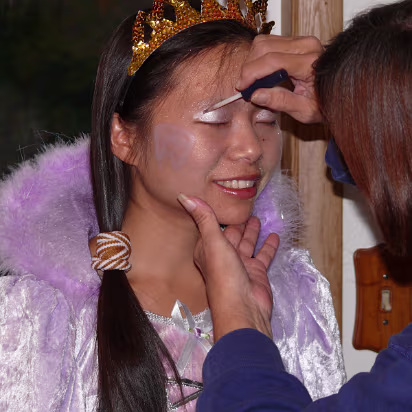 Halloween_2007-001 Hanhan having her makeup applied by Linda.