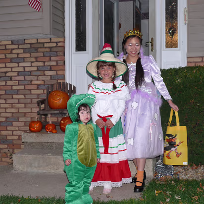 Halloween_2007-004 A dinosaur, senorita, and tooth fairy.