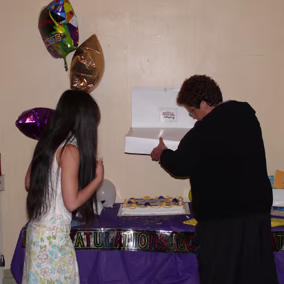 Hanhan_Graduation-028 Sharon opens the cake.