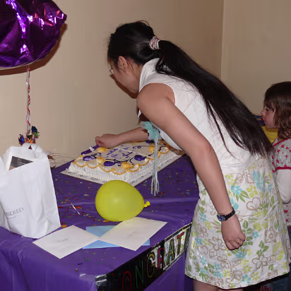 Hanhan_Graduation-033 Cutting the cake, with Cassie anxiously waiting.