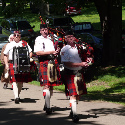Olde_English_Faire-005 Men in skirts.
