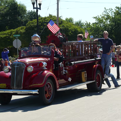 Pumpkin_Festival_2007-005 A 1937 firetruck makes its way past us.
